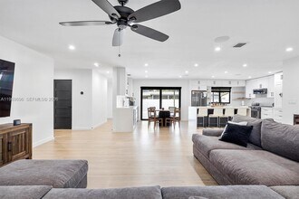 10950 NW 16th Ct in Pembroke Pines, FL - Foto de edificio - Building Photo