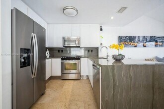 21216 Harbor Way in Miami, FL - Foto de edificio - Building Photo