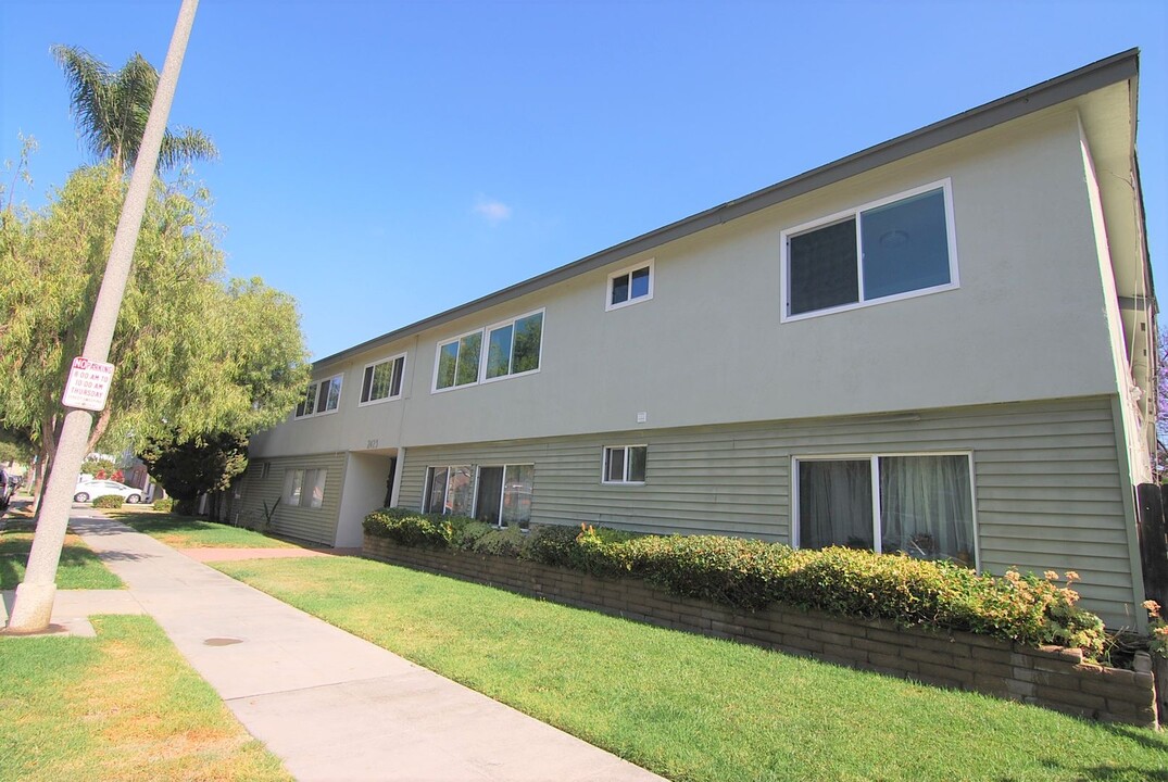 2425 E 5th St in Long Beach, CA - Building Photo