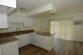 201-205 Turf Dr in Placentia, CA - Foto de edificio - Building Photo