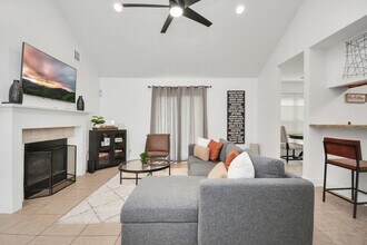 7830 Pardee St in Houston, TX - Foto de edificio - Building Photo