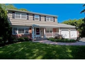 305 Maplewood Rd in Huntington Station, NY - Building Photo - Building Photo