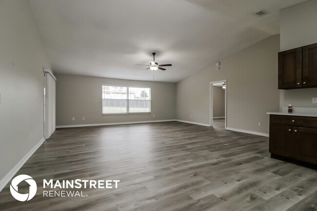 2298 Greenbrier St in Deltona, FL - Building Photo - Building Photo