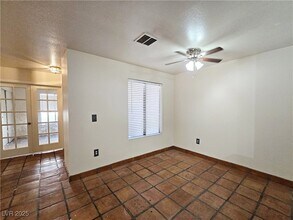 8452 Boseck Dr, Unit 106 in Las Vegas, NV - Building Photo - Building Photo