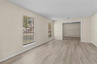 8203 Schaffer Ln in Houston, TX - Foto de edificio - Building Photo