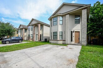 3019 La Estancia Ln in Houston, TX - Building Photo - Building Photo