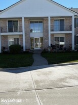 14231 Ivanhoe Dr in Sterling Heights, MI - Building Photo