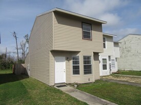 303 Sukoshi Dr in Panama City, FL - Building Photo
