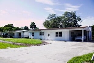 3954 Coconut Cir N in Naples, FL - Building Photo