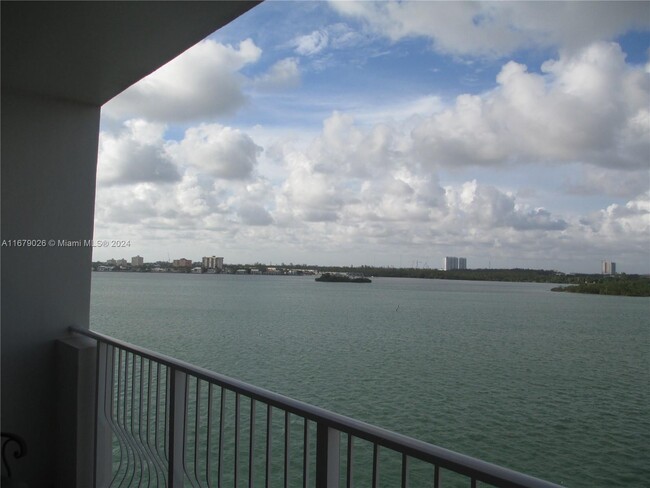 10350 W Bay Harbor Dr, Unit 7R in Bay Harbor Islands, FL - Foto de edificio - Building Photo