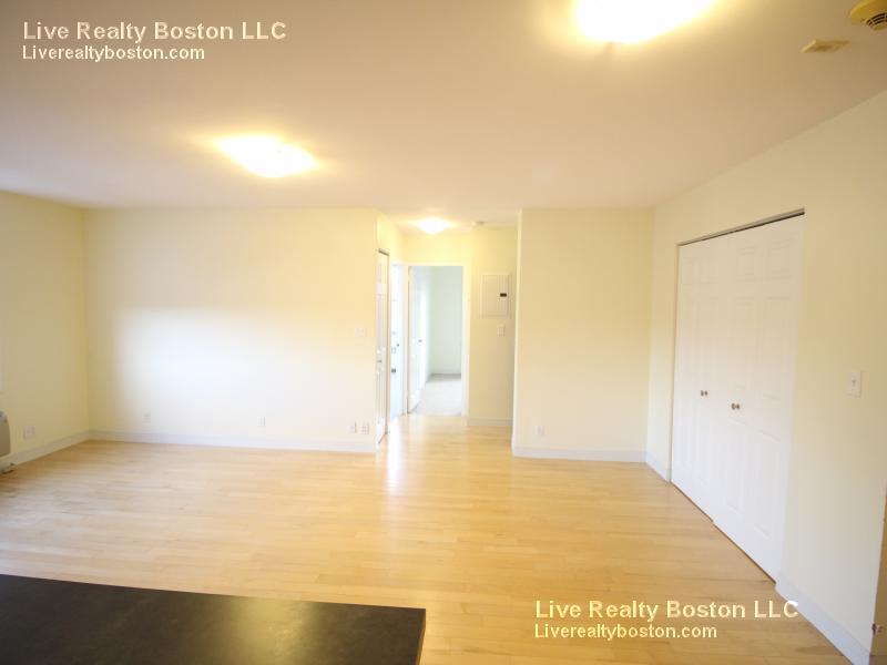 8 Camelot Ct in Boston, MA - Building Photo