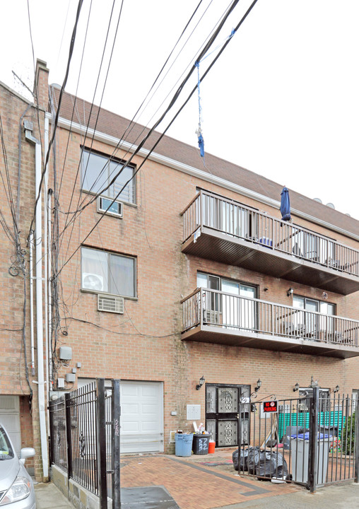 57-32 Van Doren St in Flushing, NY - Building Photo