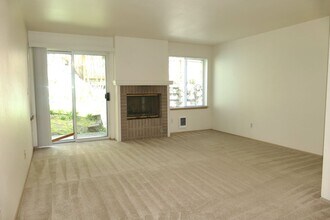 2244 13th Ave W-Unit -213 in Seattle, WA - Building Photo - Building Photo