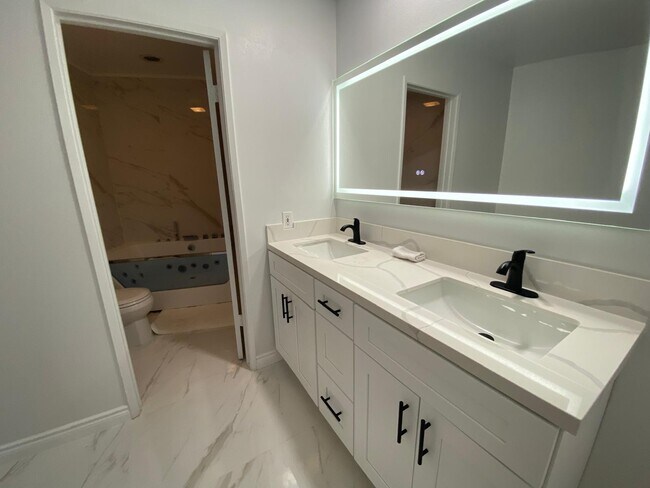 8400 De Longpre Ave, Unit 311 in West Hollywood, CA - Building Photo - Building Photo