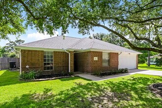 521 Cedar Ave in League City, TX - Building Photo - Building Photo