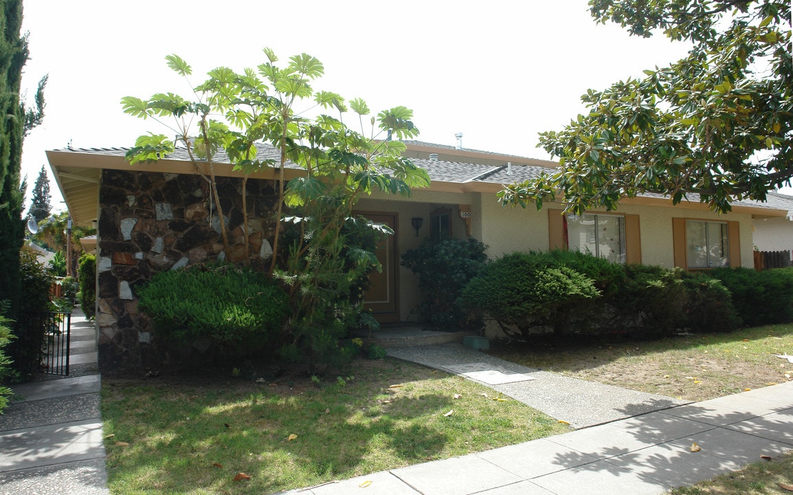 300 Richfield Dr in San Jose, CA - Foto de edificio