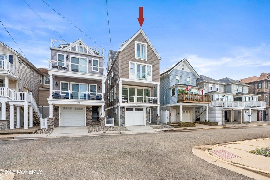 28 Beach St, Unit 43 in Sea Bright, NJ - Building Photo