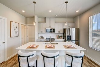 Canvas at Prairie Center in Brighton, CO - Foto de edificio - Building Photo