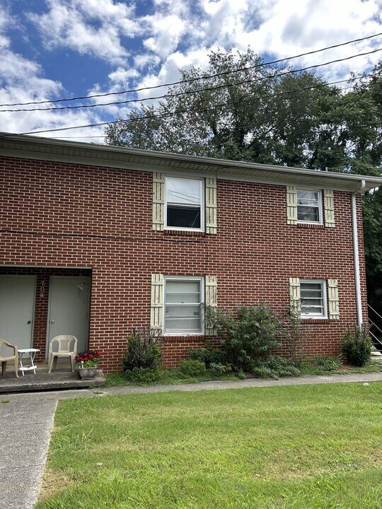 104 Greenlawn Dr, Unit 4 in Sparta, TN - Building Photo
