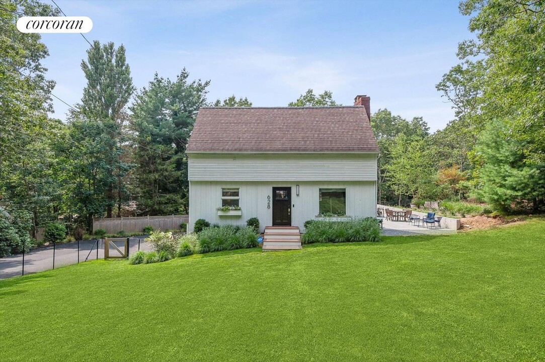 628 Stephen Hands Path in East Hampton, NY - Building Photo