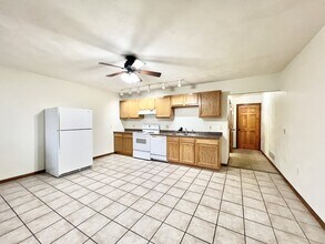 226 W Whitewater St, Unit 5 in Whitewater, WI - Foto de edificio - Building Photo