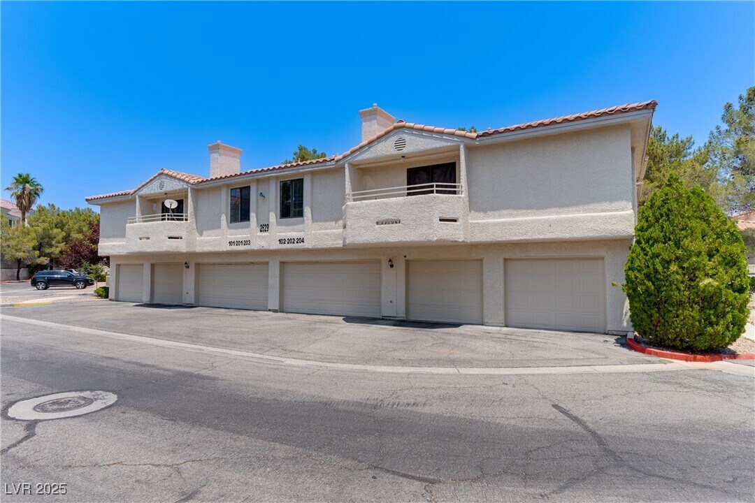 2629 S Durango Dr in Las Vegas, NV - Building Photo