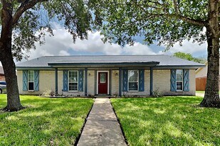 1920 Crooked Creek Ln in Pearland, TX - Building Photo