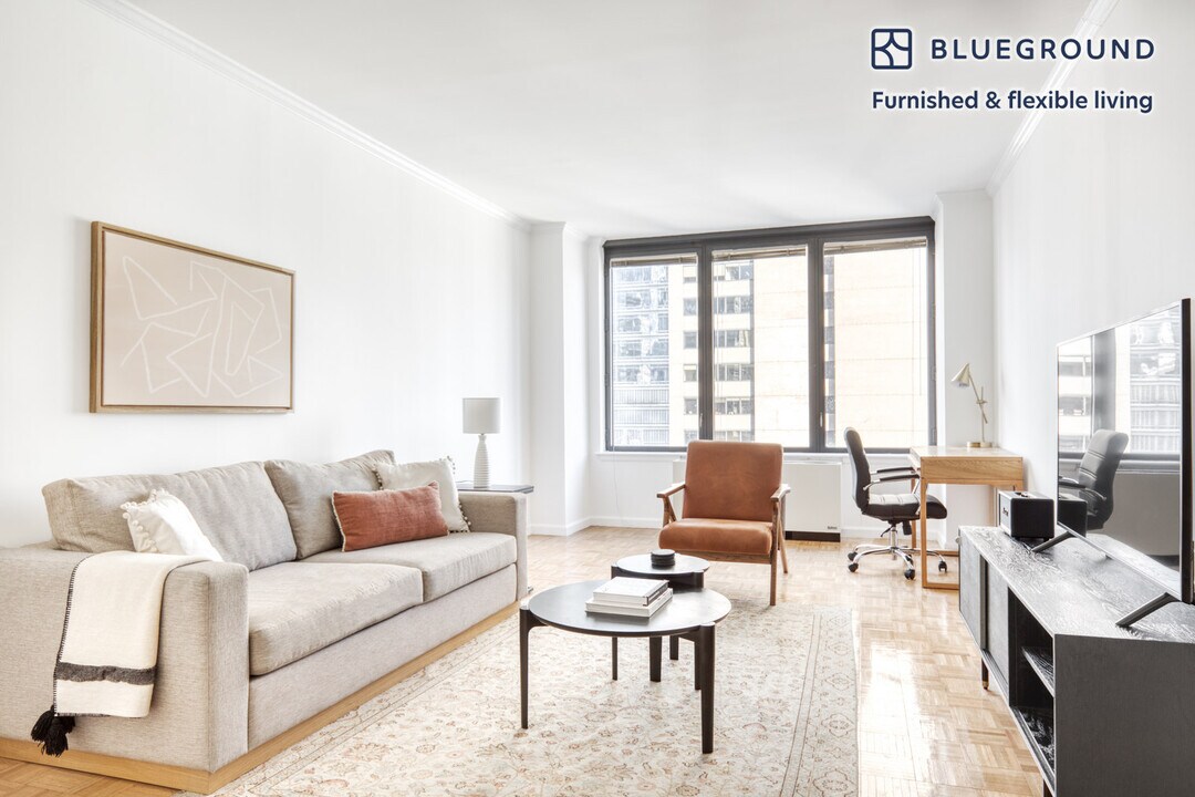 150 E 57th St in New York, NY - Building Photo