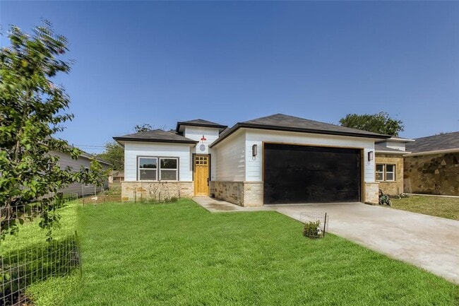 642 Cypress Ln in Cottonwood Shores, TX - Building Photo - Building Photo