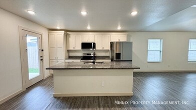 7729 Date Ave in Lubbock, TX - Foto de edificio - Building Photo