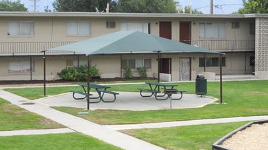 Jordanaire Apartments in West Jordan, UT - Foto de edificio - Building Photo