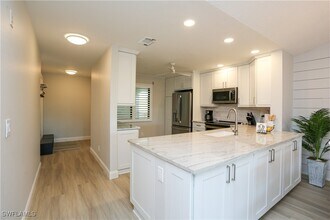 5733 Deauville Cir in Naples, FL - Building Photo - Building Photo