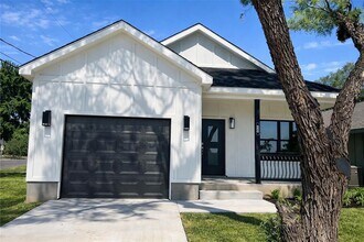 600 Fir Ln in Cottonwood Shores, TX - Building Photo - Building Photo