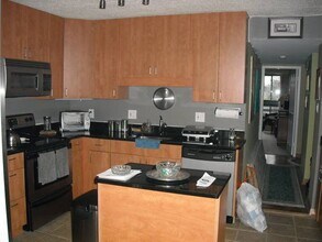 5120 Maris Ave, Unit 301 in Alexandria, VA - Foto de edificio - Building Photo