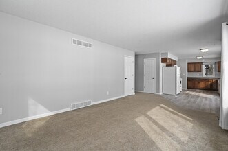 9402 65th St NE in Otsego, MN - Foto de edificio - Building Photo