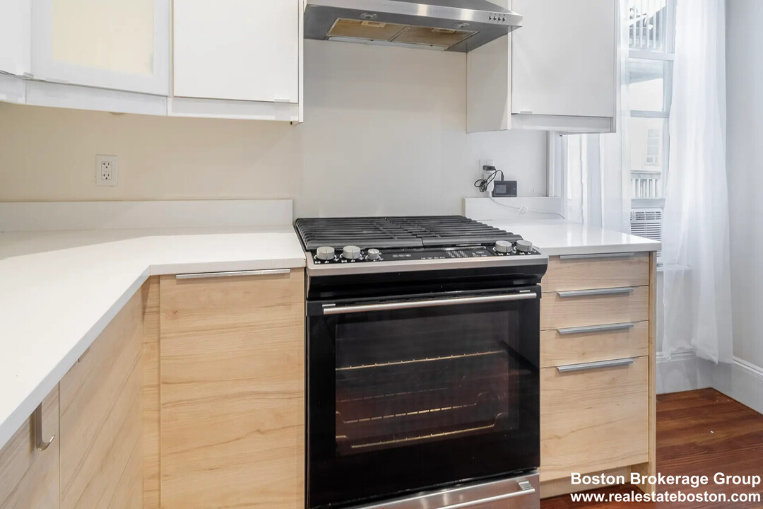 17 Cawfield St, Unit 2 in Boston, MA - Building Photo