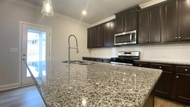 4587 Silver Oak Dr in Gainesville, GA - Foto de edificio - Building Photo