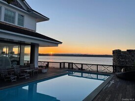 336 Mariposa Dr in Oyster Bay, NY - Building Photo