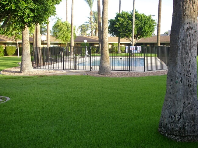 Majestic Palms Apartments in Phoenix, AZ - Foto de edificio - Building Photo