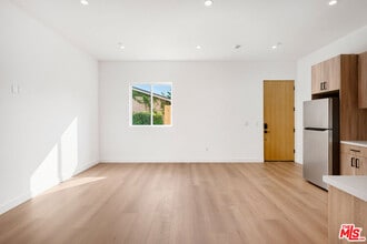 726 Robinson St in Los Angeles, CA - Building Photo - Building Photo