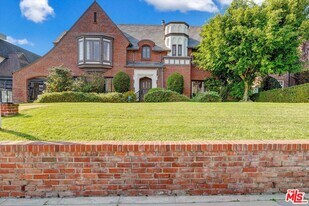 165 N Las Palmas Ave in Los Angeles, CA - Building Photo