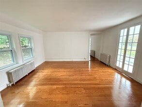 75 Old Tappan Rd in Glen Cove, NY - Building Photo - Building Photo