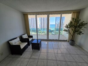 100 Bayview Dr in Sunny Isles Beach, FL - Foto de edificio - Building Photo
