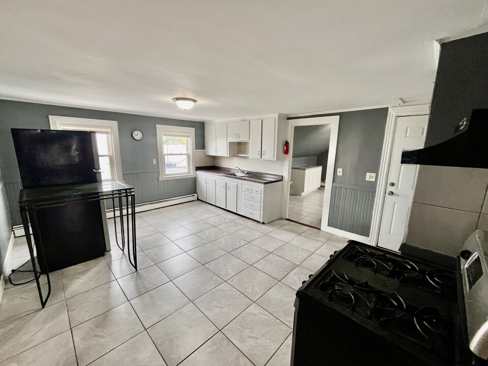 163 Cottage St, Unit 3 in Pawtucket, RI - Building Photo