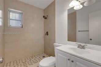 2550 NW 68th St in Miami, FL - Building Photo - Building Photo