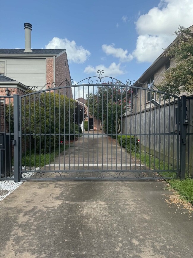 property at 2413 Potomac Dr
