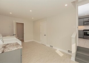 10693 Beechwood Dr in Kirtland, OH - Foto de edificio - Building Photo