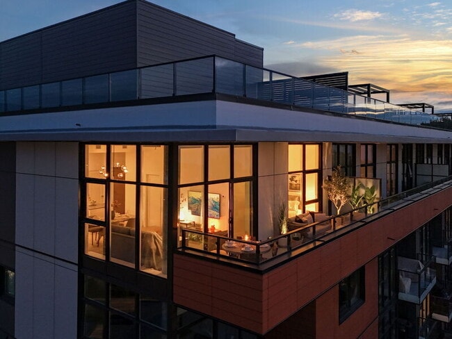 3389 Lakeshore Rd in Kelowna, BC - Building Photo - Building Photo