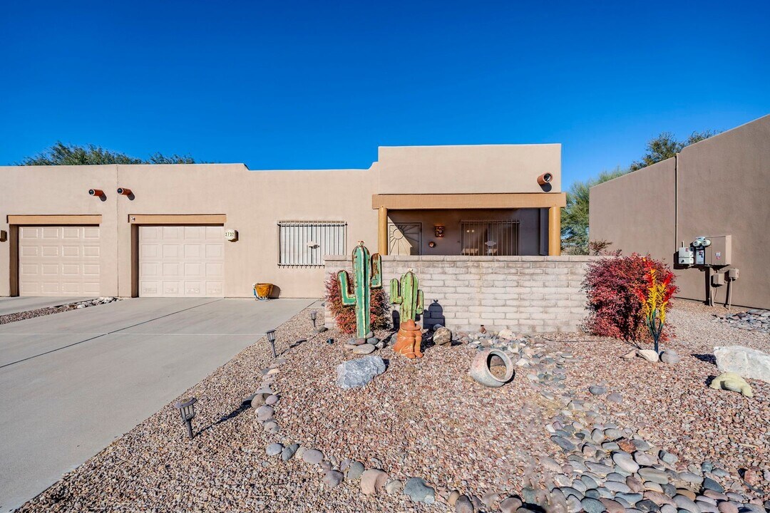 3732 S Paseo de Los Nardos in Green Valley, AZ - Building Photo