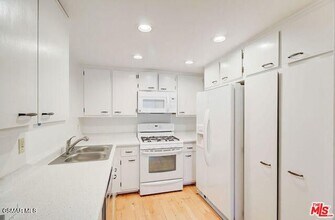 1348 E Hillcrest Dr in Thousand Oaks, CA - Building Photo - Building Photo
